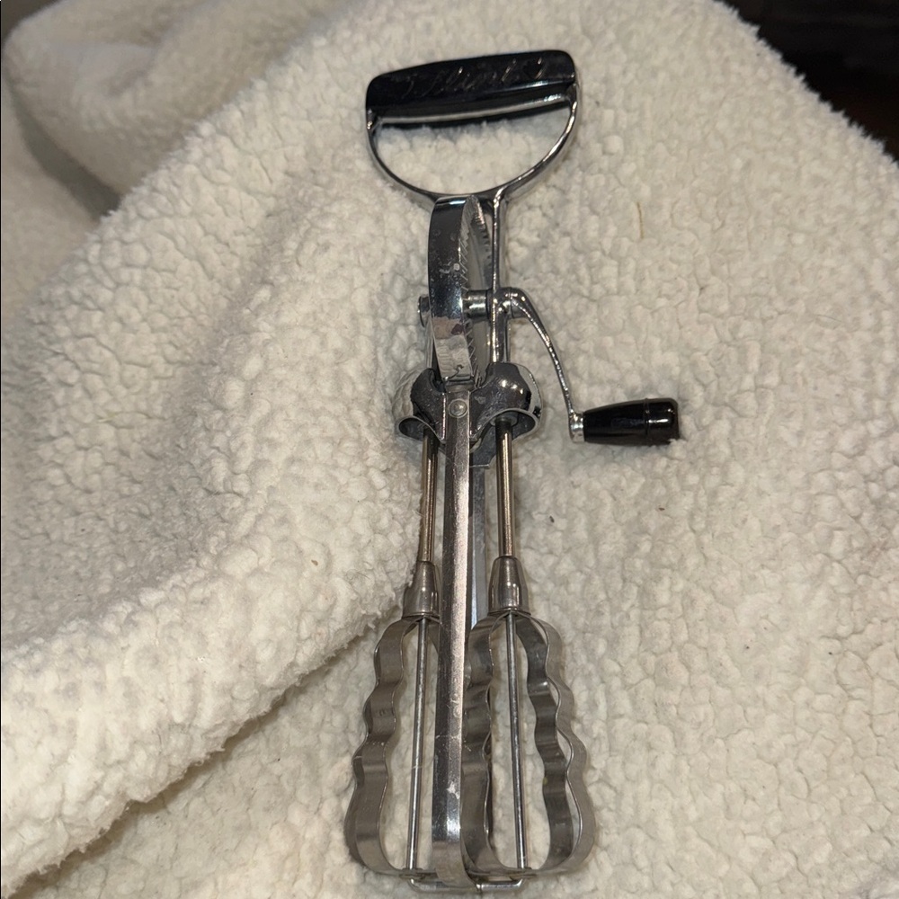Flint Manual Hand Mixer Ekco Beater Stainless  Black Handles,USA
Vintage estate
